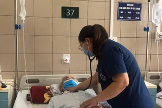 BS Phan Thị Lan Hương thăm khám cho trường hợp ngộ độc thuốc diệt chuột. 