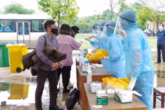 Các công dân được cấp phát khẩu trang, nước rửa tay, đồ dùng cá nhân, hướng dẫn cách phòng chống dịch trước khi vào khu vực cách ly.