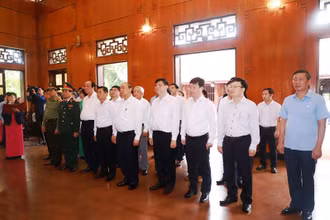 Thủ tướng Chính phủ dâng hoa, thắp hương tại Khu di tích Kim Liên.