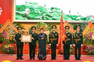 Chủ tịch Quốc hội Nguyễn Thị Kim Ngân trao Huân chương Độc lập hạng Ba tặng Báo Quân đội nhân dân.
