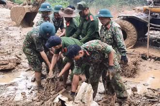 Lực lượng chức năng nỗ lực tìm kiếm nạn nhân còn mất tích tại làng ông Đề.
