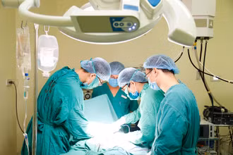 Các bác sĩ phẫu thuật loại bỏ khối u cho bệnh nhân.