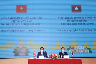 Bộ trưởng Kế hoạch và Đầu tư Nguyễn Chí Dũng (trái) và Bộ trưởng Kế hoạch và Đầu tư Lào Khamjane Vongphosy đồng chủ trì tọa đàm.