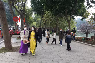 Không gian hồ Hoàn Kiếm luôn là điểm đến được nhiều khách du lịch ưa thích khi đến Hà Nội.