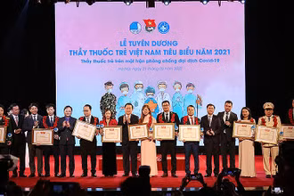 Các đồng chí Lãnh đạo Đảng, Nhà nước, ban, ngành, đoàn thể trao danh hiệu “Thầy thuốc trẻ Việt Nam tiêu biểu” năm 2021 tặng các y, bác sĩ trẻ xuất sắc.