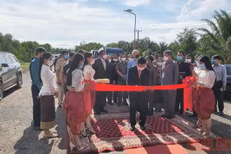 Đại sứ Việt Nam tại Campuchia Nguyễn Huy Tăng tham gia cắt băng khánh thành công trình (Ảnh: Nguyễn Hiệp)