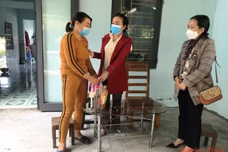 Phụ nữ phường Hòa Xuân, quận Cẩm Lệ tặng quà hỗ trợ phụ nữ đơn thân, bị bệnh hiểm nghèo.
