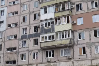 Một tòa nhà tại Mariupol, Ukraine, bị tàn phá trong vụ pháo kích gần đây. (Ảnh: Reuters)