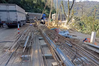 Quốc lộ 8A bị ách tắc, tiềm ẩn nguy cơ mất an toàn giao thông trong quá trình thi công.