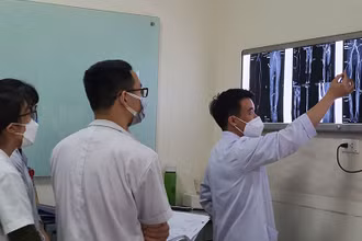 Các bác sĩ hội chẩn trước khi tiến hành ca phẫu thuật.