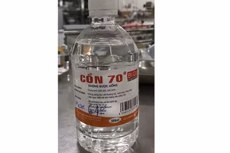 Chai cồn chứa methanol gây ra tình trạng ngộ độc cho bệnh nhân.