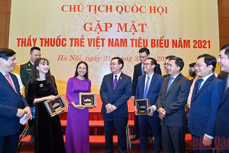 Chủ tịch Quốc hội Vương Đình Huệ với các thầy thuốc trẻ tiêu biểu tại buổi gặp mặt. (Ảnh: Duy Linh)