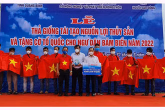 Các đại biểu tặng cờ Tổ quốc cho ngư dân Quảng Bình.