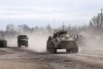 Các phương tiện quân sự của quân đội Nga trên đường phố tại thị trấn Armyansk, Crimea, ngày 24/2/2022. (Ảnh: REUTERS)