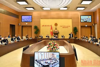 Ủy ban Thường vụ Quốc hội biểu quyết thông qua Nghị quyết về hoạt động chất vấn tại Phiên họp thứ 9. (Ảnh Duy Linh)