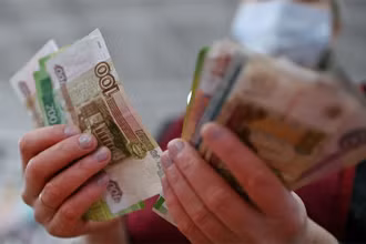 Ngày 28/2, đồng rúp Nga có lúc giảm khoảng 31,5%, xuống còn 109,13 rúp/đô la. (Ảnh: Reuters)
