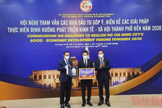 Lãnh đạo Thành phố Hồ Chí Minh trao quà lưu niệm cho đại diện các doanh nghiệp. 