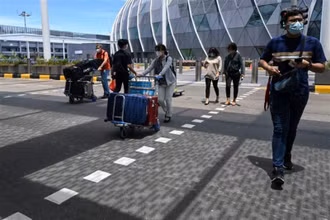 Hành khách tại sân bay quốc tế Changi của Singapore. (Ảnh: AFP/ TTXVN)