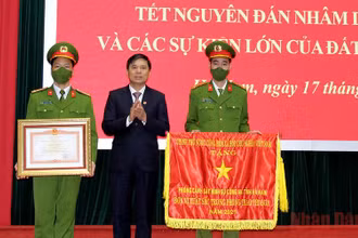 Đồng chí Phó Chủ tịch UBND tỉnh trao tặng cờ thi đua của Thủ tướng Chính phủ cho cá nhân và đơn vị.