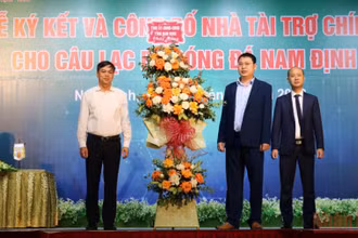 Phó Chủ tịch UBND tỉnh Nam Định Trần Lê Đoài tặng hoa cho lãnh đạo Tập đoàn Xuân Thiện.