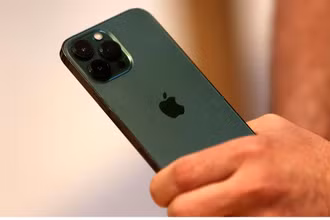 Điện thoại iPhone 13 được bán tại Apple Store ở New York, Mỹ. Ảnh: Reuters