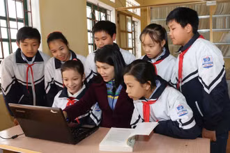 Cô giáo Mai Thị Bích Nguyện, Hiệu trưởng Trường Tiểu học và Trung học cơ sở An Vũ (Quỳnh Phụ, tỉnh Thái Bình) hướng dẫn học sinh truy cập phần mềm giáo dục do cô và đồng nghiệp nghiên cứu.