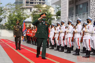 Thượng tướng Nguyễn Tân Cương và Đại tướng Vong Pisen duyệt đội danh dự Quân đội Hoàng gia Campuchia. (Ảnh: Nguyễn Hiệp)