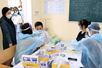 Tiêm vaccine phòng Covid-19 cho học sinh ở Phú Thọ.