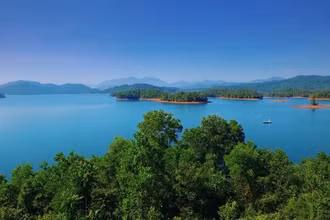 Công trình thủy lợi Phú Ninh, một điểm du lịch xanh quyến rũ du khách.