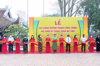 Các đại biểu cắt băng khánh thành dự án hạ tầng kỹ thuật chùa Bà Tấm.