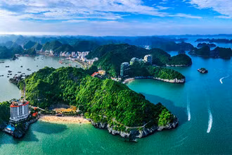 Khu du lịch Cát Bà nhìn từ trên cao. (Ảnh: Đức Nghĩa)