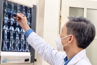 PGS,TS Nguyễn Mạnh Khánh xem hình ảnh MRI của bệnh nhân trước khi tiến hành phẫu thuật nội soi. 