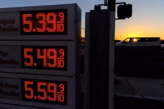 Biển báo hiển thị giá xăng ở San Diego, California, Mỹ, ngày 28/2/2022. (Ảnh: REUTERS)