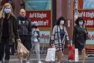 Người dân đeo khẩu trang phòng lây nhiễm Covid-19 tại Berlin, Đức. (Ảnh: AFP/TTXVN)