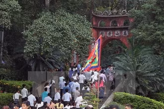 Du khách thập phương về dự Giỗ tổ Hùng Vương, Lễ hội Đền Hùng 2017. (Ảnh: Quốc Khánh/TTXVN)