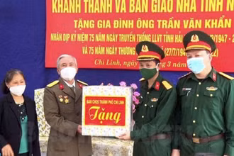 Ban Chỉ huy quân sự TP Chí Linh bàn giao nhà cho gia đình thương binh Trần Văn Khẩn.