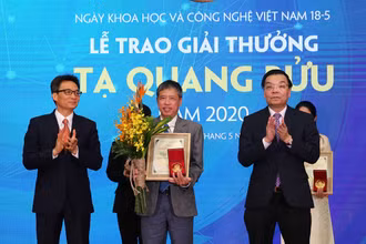 Phó Thủ tướng Vũ Đức Đam và Bộ trưởng Khoa học và Công nghệ (nay là Chủ tịch UBND TP Hà Nội) Chu Ngọc Anh trao Giải thưởng Tạ Quang Bửu năm 2020 cho PGS,TS Phạm Tiến Sơn.