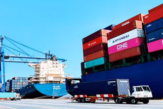 Các doanh nghiệp vận tải hàng hóa đang phải căng mình duy trì hoạt động do giá xăng, dầu tăng. (Ảnh QUANG DŨNG)