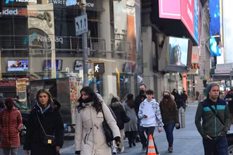 Người dân di chuyển trên đường phố tại New York, Mỹ, ngày 9/2. (Ảnh: THX/ TTXVN)