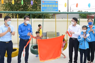 Bí thư Trung ương Đoàn Nguyễn Tường Lâm (thứ 2 từ trái sang trong ảnh) cùng đại diện các đơn vị liên quan khánh thành công trình thanh niên “Khu vui chơi cho thiếu nhi” trong khuôn khổ chương trình ra quân Ngày Chủ nhật xanh toàn quốc lần thứ I năm 2022 tại quận Đồ Sơn, thành phố Hải Phòng. 
