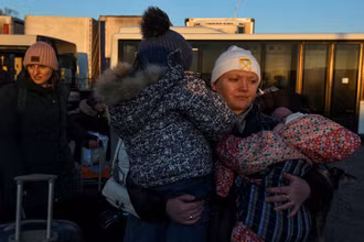 Người dân sơ tán đến nơi an toàn trên một chuyến xe buýt tại Orlivka, Ukraine, ngày 17/3. (Ảnh: Reuters)