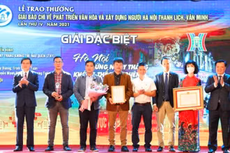Lãnh đạo thành phố Hà Nội trao giải Đặc biệt cho nhóm tác giả của Đài Phát thanh-Truyền hình Hà Nội.