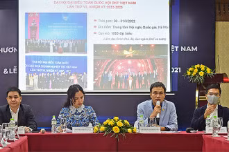 Phó Chủ tịch Hội Doanh nhân trẻ Việt Nam Trần Anh Vương cung cấp thông tin về Đại hội tại buổi họp báo.