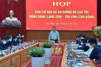 Đồng chí Trần Hồng Minh, Ủy viên Trung ương Đảng, Bí thư Tỉnh ủy Cao Bằng phát biểu ý kiến tại cuộc họp.
