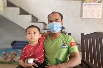 Anh Đinh Sáng Cường và con trai. Vợ mất, một mình anh lo cho 3 con thơ dại cùng gánh nặng nợ nần sau khi lo hậu sự vợ. 