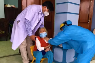 Trạm Y tế xã Cảnh Dương, huyện Quảng Trạch tiêm vaccine cho người già ngay tại nhà.