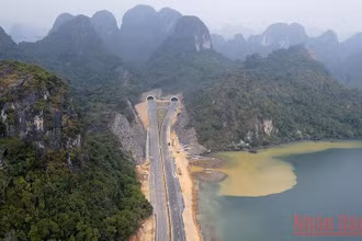 Hầm xuyên núi trên tuyến đường bao biển Quảng Ninh.