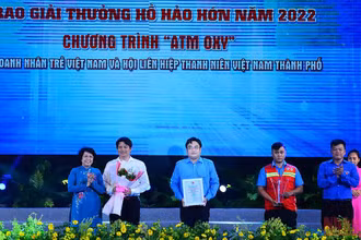 Trao giải cho các đơn vị đạt giải thưởng Hồ Hảo Hớn năm 2021.