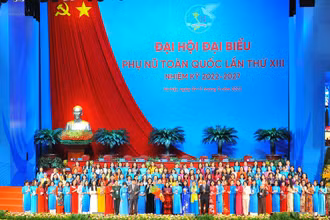 Ban Chấp hành Trung ương Hội Liên hiệp Phụ nữ Việt Nam khóa XIII ra mắt Đại hội. (Ảnh: TTXVN)