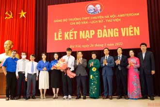 Lãnh đạo Sở Giáo dục và Đào tạo Hà Nội, lãnh đạo quận Cầu Giấy tặng hoa chúc mừng đảng viên đầu tiên là học sinh của Trường Trung học phổ thông chuyên Hà Nội - Amsterdam. 